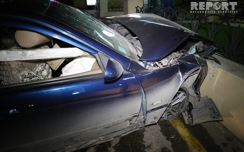 В Баку пьяный водитель врезался в преграду у заправочной станции, есть пострадавшие - ФОТО - ВИДЕО - ОБНОВЛЕНО