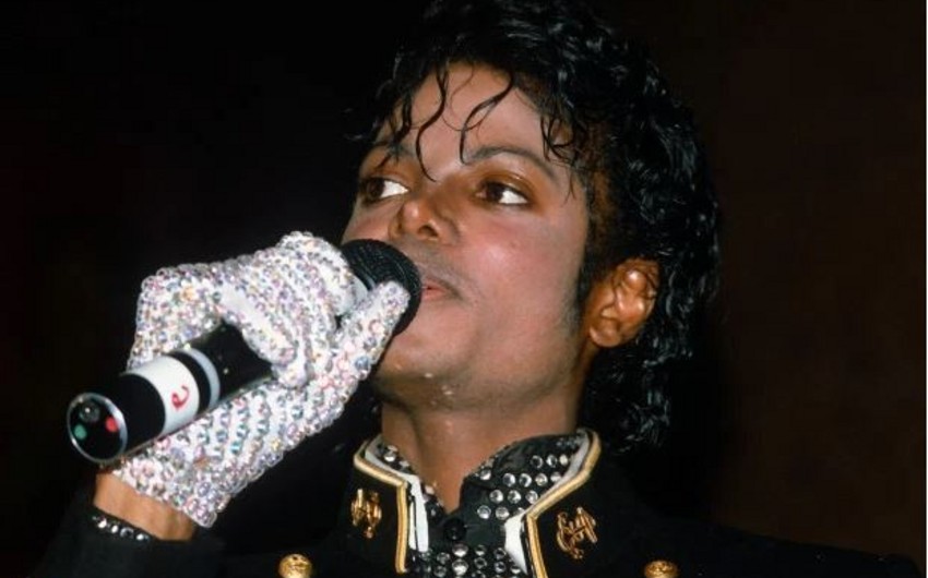 Белая перчатка Майкла Джексона ушла с молотка за 104 тысячи долларов
