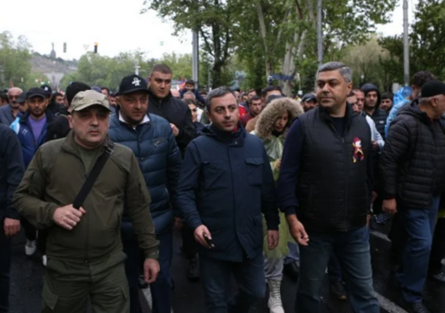 Оппозиция двинулась по улицам Еревана в протестном шествии