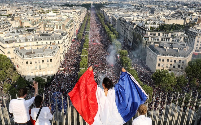 Десятки тысяч парижан вышли на Елисейские поля отпраздновать победу на ЧМ-2018