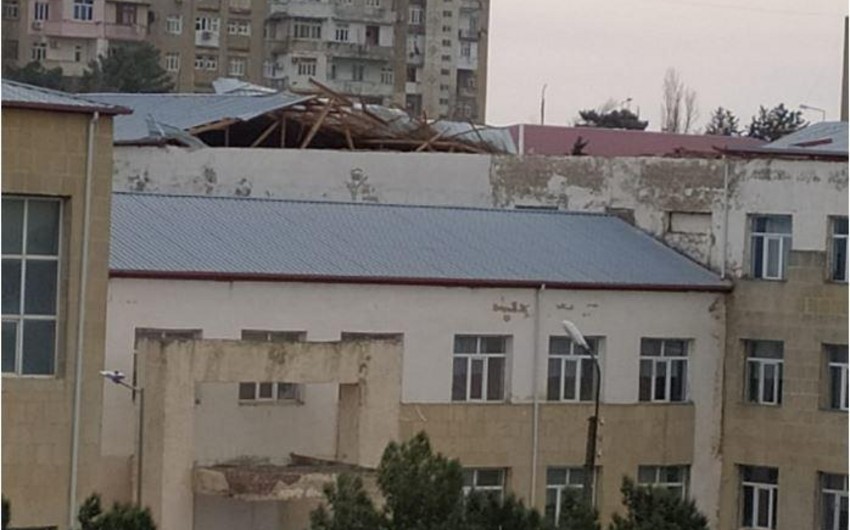 В Баку сильный ветер повредил кровлю школы 