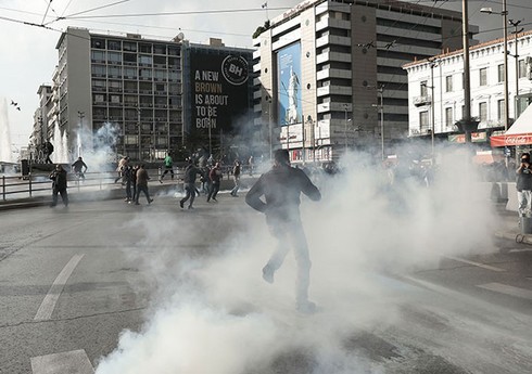 Афинская полиция применила слезоточивый газ для разгона митинга 