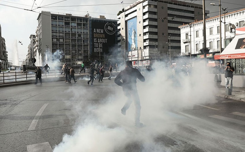 Афинская полиция применила слезоточивый газ для разгона митинга 