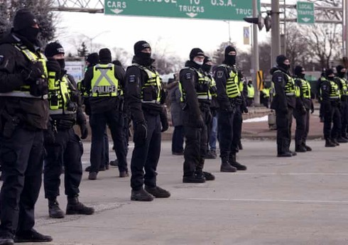 Полиция Канады задержала 11 вооруженных человек на границе с США