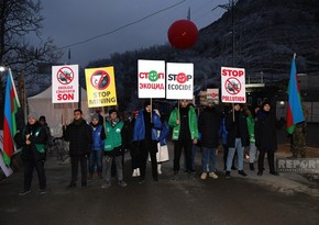 Несмотря на морозную погоду, участники акции на дороге Ханкенди-Лачын проявляют высокую активность