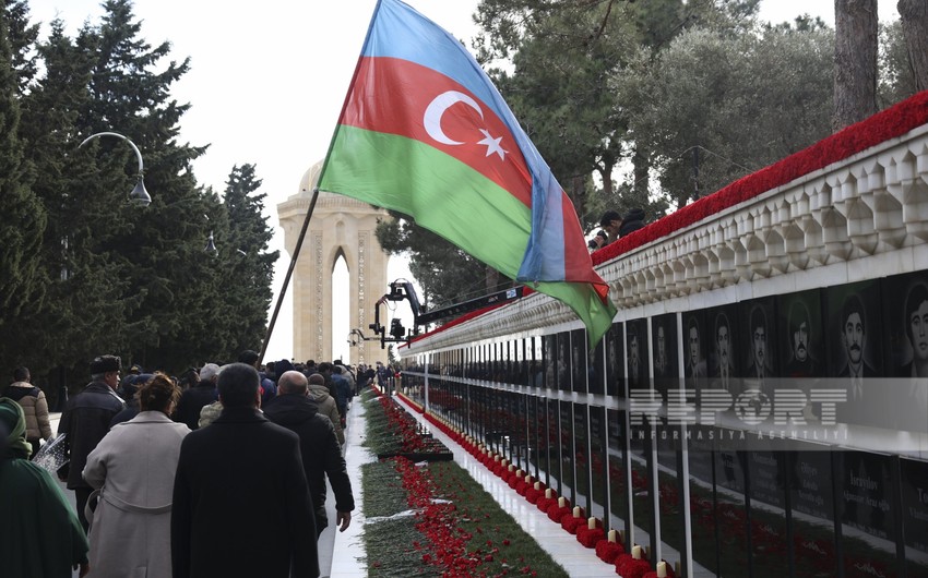 People of Azerbaijan pay tribute to 20 January martyrs - PHOTOS