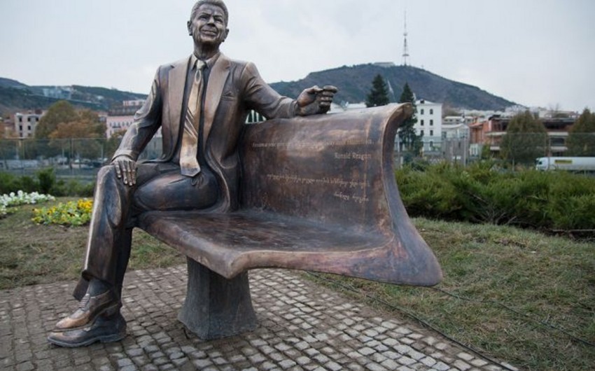 В Тбилиси осквернили памятник президенту США