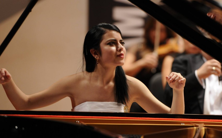 В Баку состоялся концерт известной мексиканской пианистки Архентины Дуран