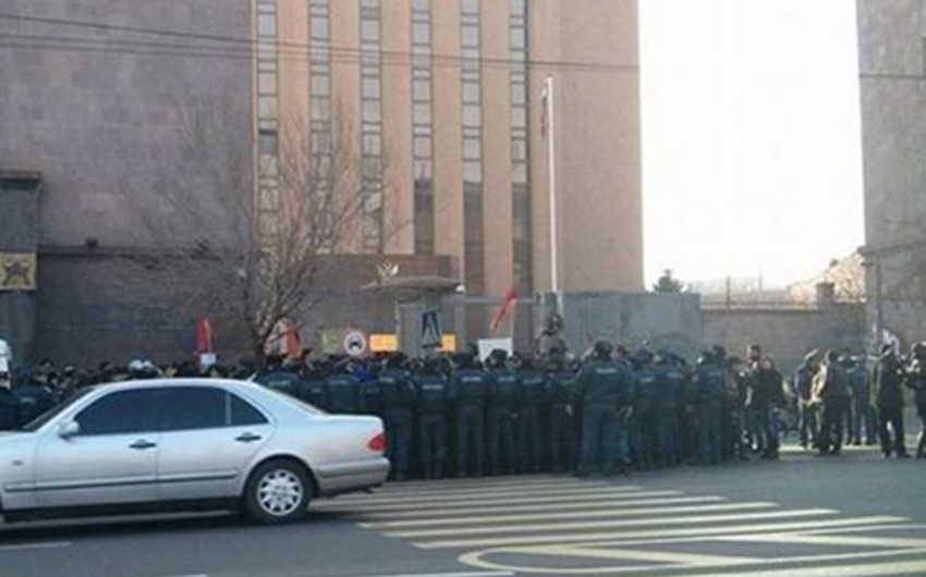 Tension near the Russian Embassy in Yerevan continues