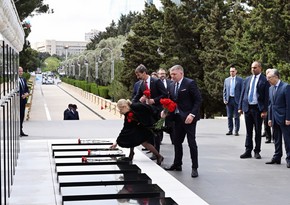 Slovak Prime Minister visits Alley of Martyrs in Baku