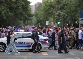 Число доставленных в полицию участников акций протеста в Ереване достигло 168