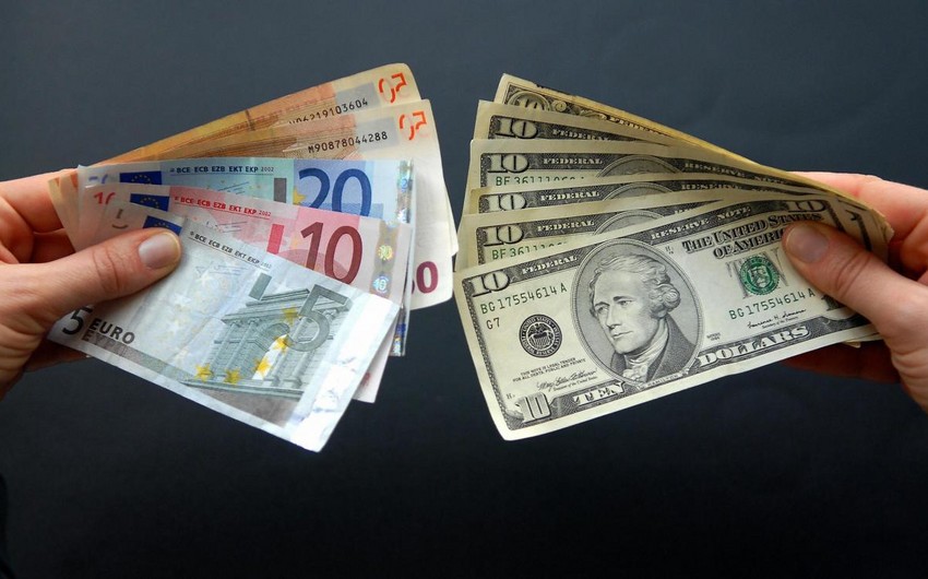 US-dollar hits 14-year high against Euro