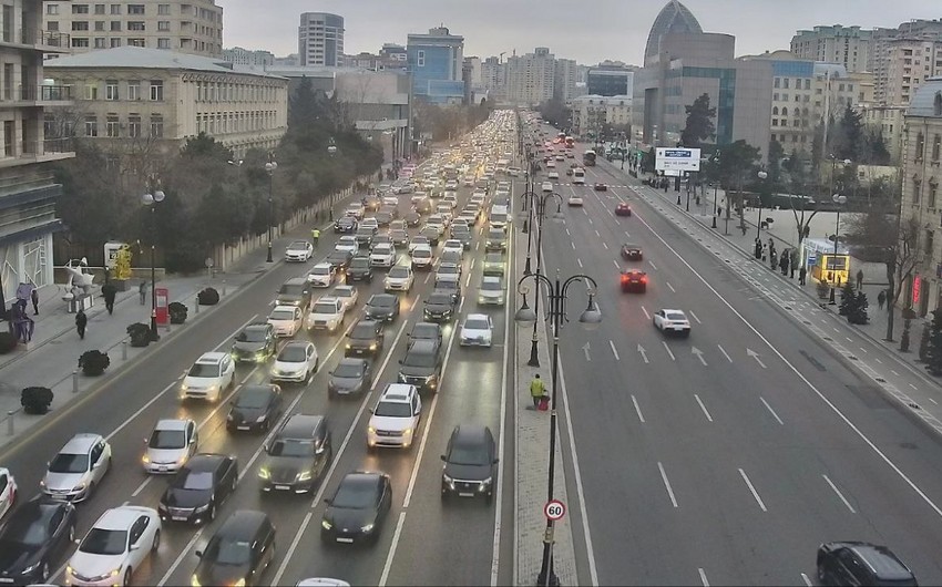 На ряде улиц и проспектов Баку затруднено движение транспорта