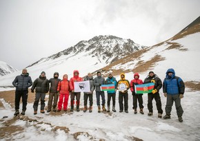 Высоте восточнее вершины Базардюзю присвоено название Зефер зирвеси