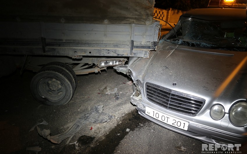 Столкнувшиеся автомобили снесли ограду Ясамальского кладбища - ВИДЕО - ОБНОВЛЕНО