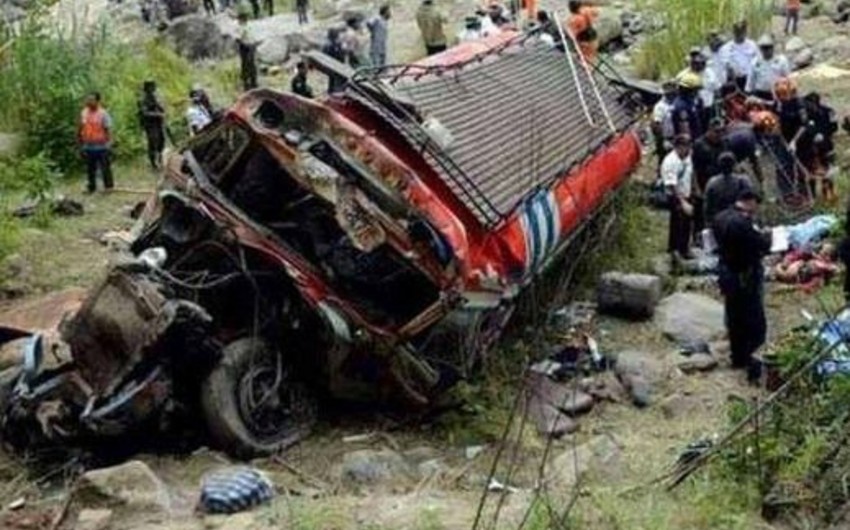 Перевозивший пассажиров микроавтобус упал в с обрыва на севере Перу