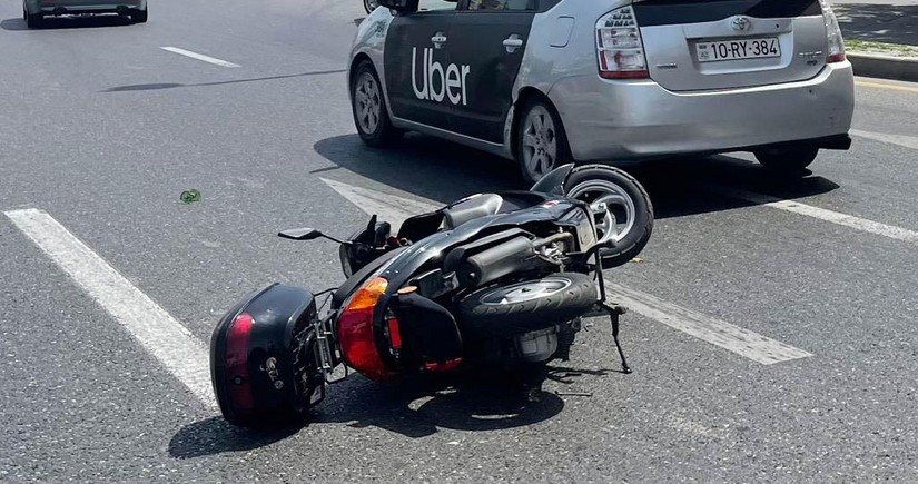 Водитель мопеда погиб при столкновении с легковушкой в Баку