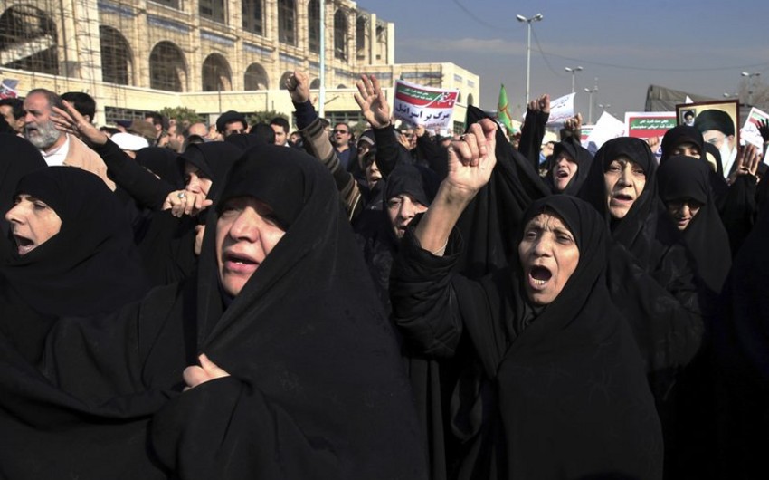 İranda hakimiyyəti dəstəkləyənlərin yürüşü keçirilir
