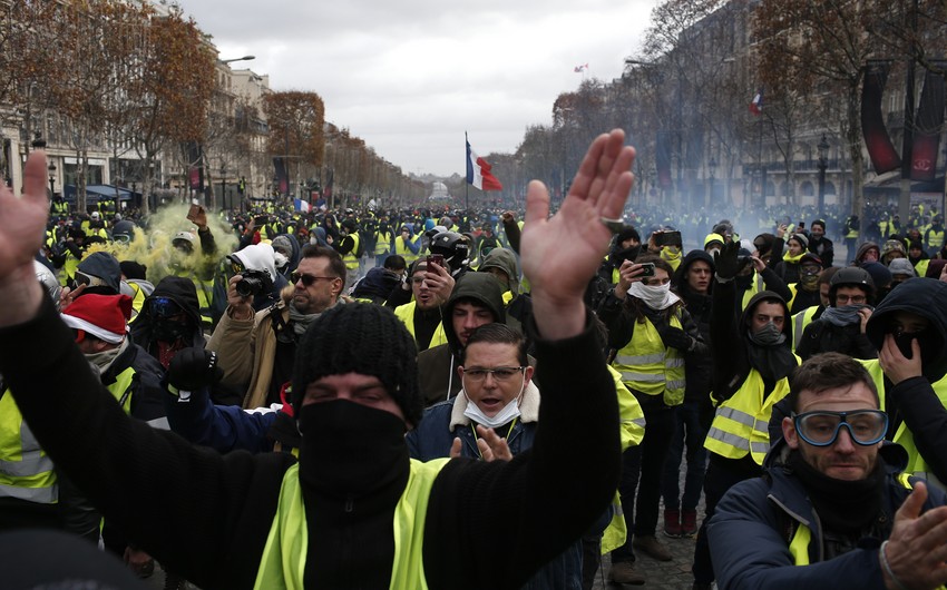 Fransada etiraz aksiyasında qarşıdurmalar olub, polis əməkdaşları xəsarət alıb
