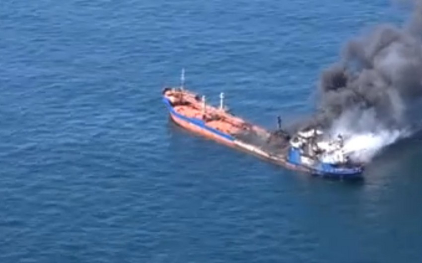Горевший российский танкер буксируют в Баку