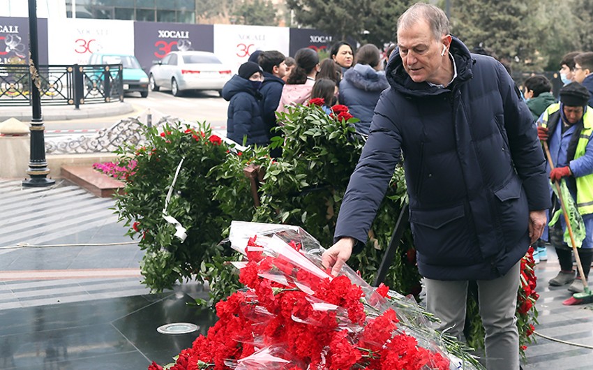 Джанни Де Бьязи посетил памятник жертвам Ходжалинской резни 