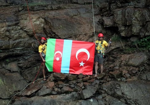 Альпинисты совершили спуск с флагами Азербайджана и Турции