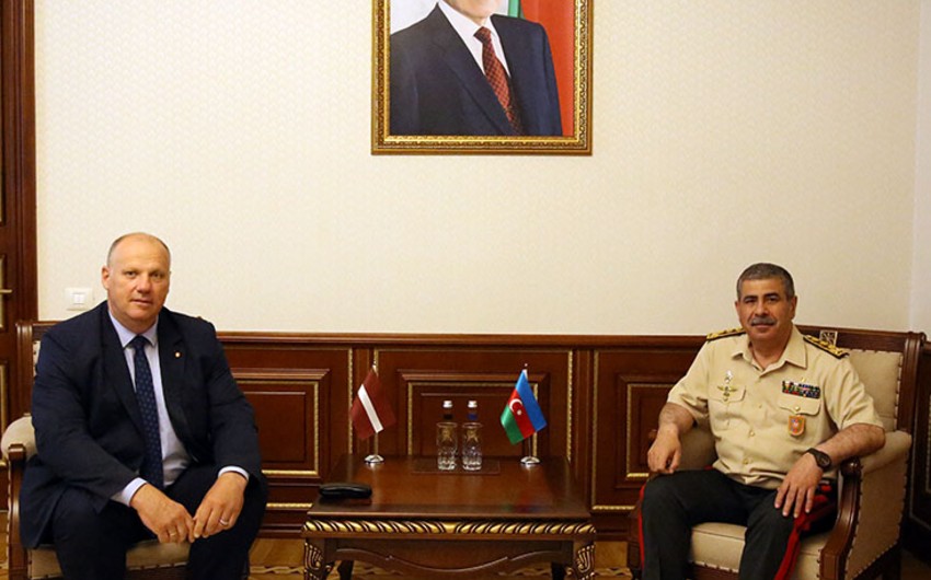 Министр обороны Азербайджана встретился с членом делегации Латвии в ПА НАТО