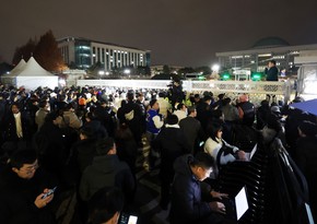 В Сеуле сотни человек у здания парламента протестуют против введения военного положения