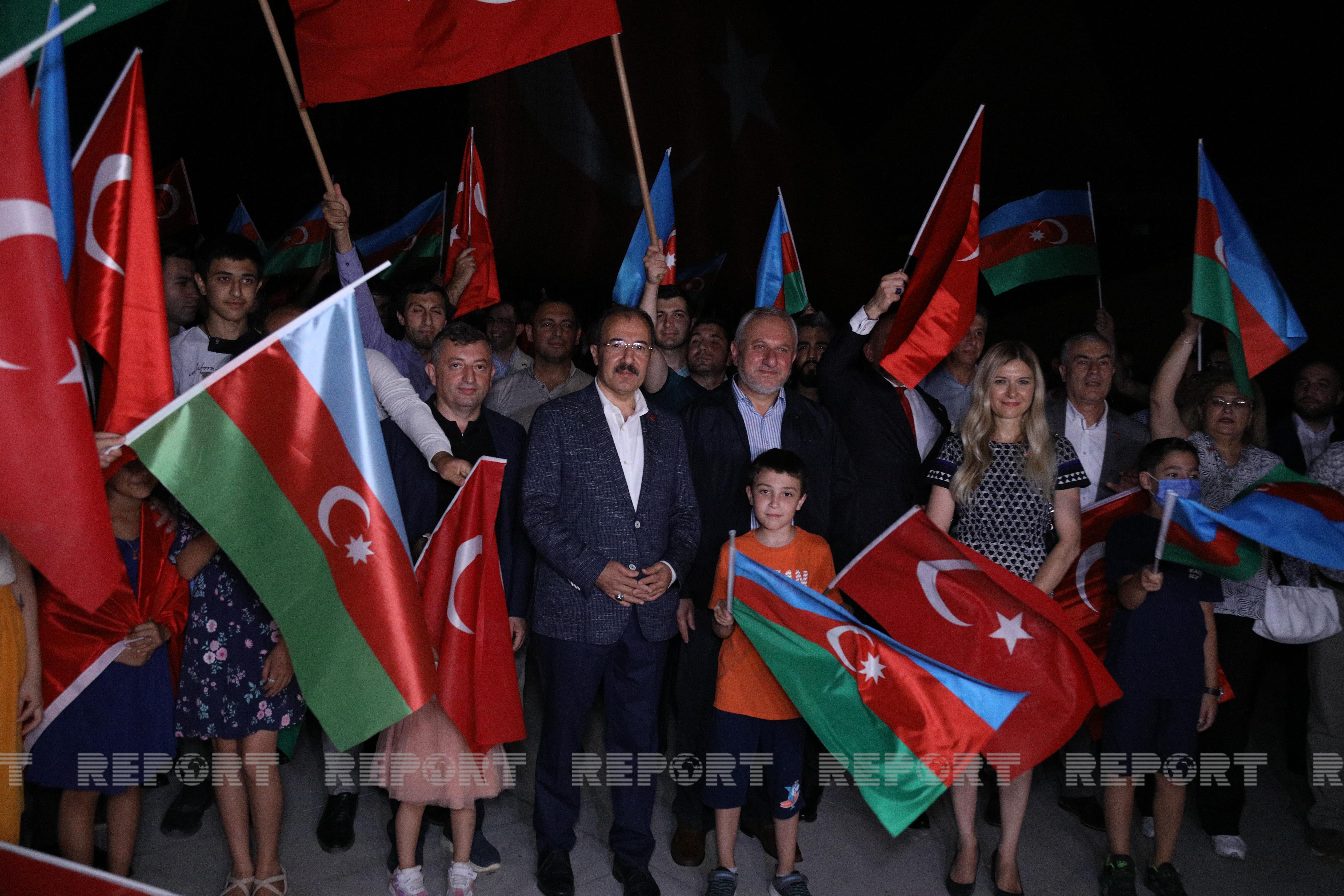 Братья азербайджана. Турки и азербайджанцы один народ. Турецко азербайджанский концерт. Турки и азербайджанцы один народ или нет.