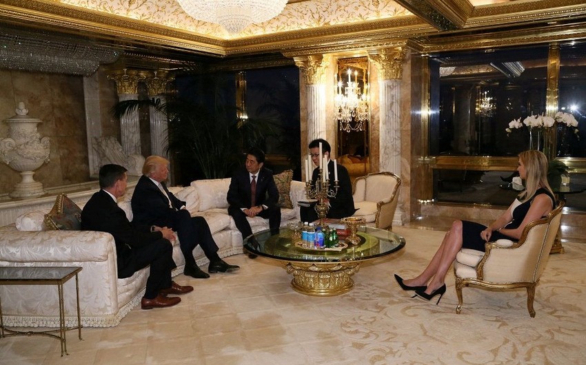 Трамп провел первую встречу с иностранным лидером - премьером Японии