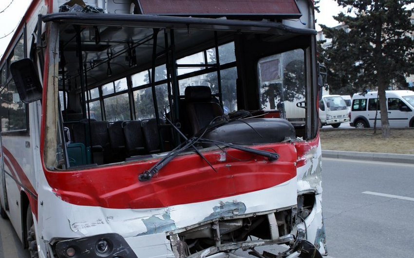 Пассажирский автобус совершил аварию в Баку: есть пострадавший