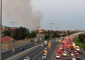 Bakıda yanğına baxan sürücülər tıxac yaradır