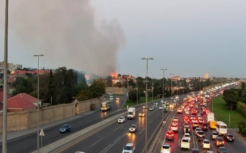 Bakıda yanğına baxan sürücülər tıxac yaradır