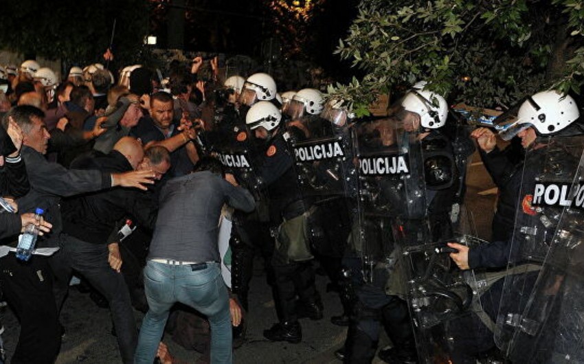 В Черногории полиция применила слезоточивый газ против протестующих - ВИДЕО