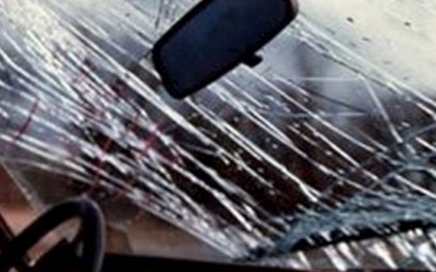 В Баку неизвестный автомобиль врезался в машину посольства