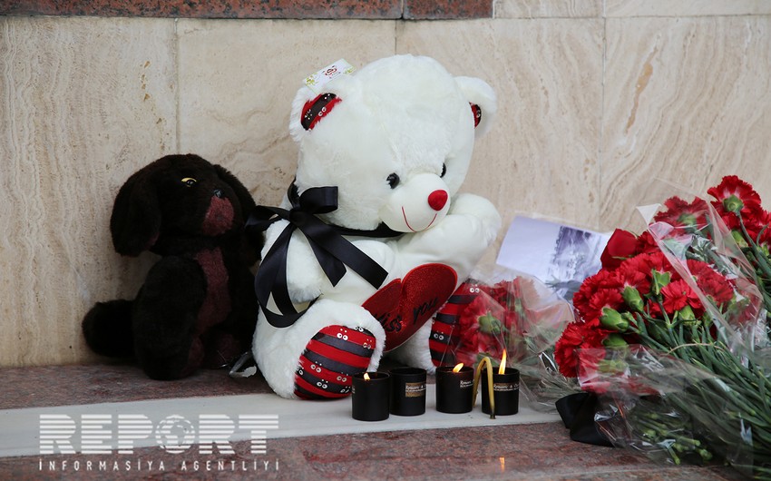 ​Жители Баку несут цветы к посольству России - ФОТО