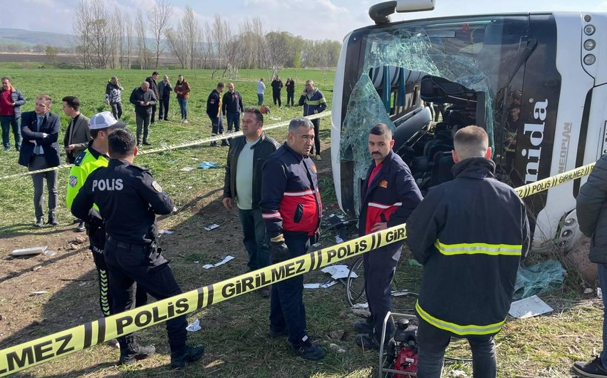 Türkiyədə ağır yol qəzası olub: 3 nəfər ölüb, 31 nəfər yaralanıb