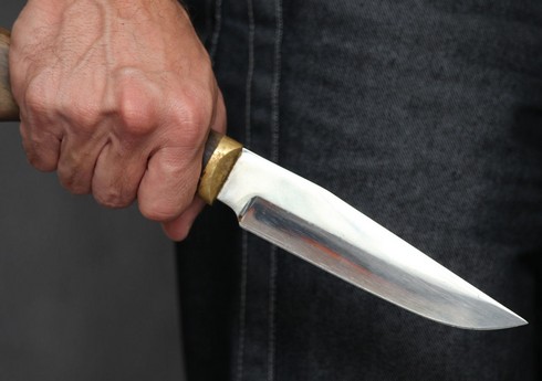 В Баку молодого человека ударили ножом