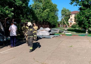 В  Краснодаре около 12 детей получили осколочные ранения из-за сорвавшейся кровли школы 