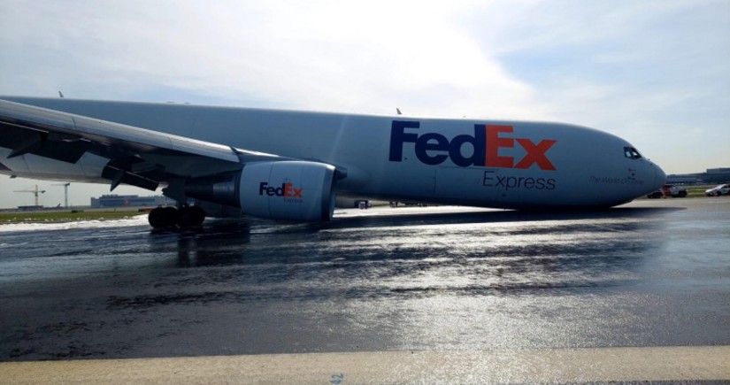 В аэропорту Стамбула грузовой самолет совершил аварийную посадку