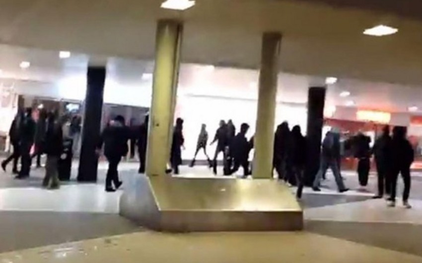 В центре Стокгольма 100 человек в масках напали на мигрантов - ВИДЕО