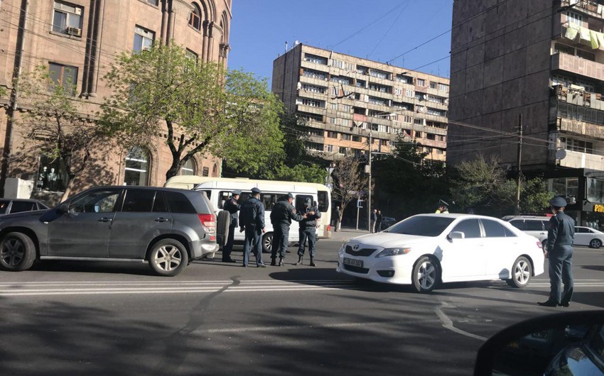 Yerevanda tələbələrlə polis arasında toqquşma baş verib - VİDEO