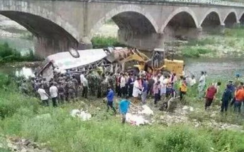 Автобус упал с моста в Бангладеш, девять человек погибли