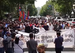 Протестующие у здания Следственного комитета Армении сковали себя цепями