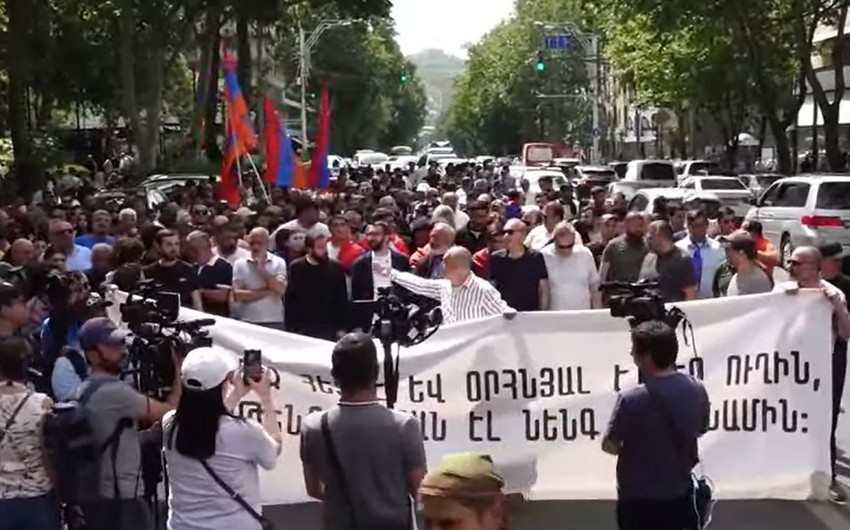 Протестующие у здания Следственного комитета Армении сковали себя цепями