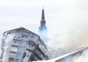 При пожаре в Копенгагене сгорела половина здания биржи, тушение продолжается