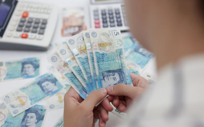 Sterling hits two-week maximum against dollar