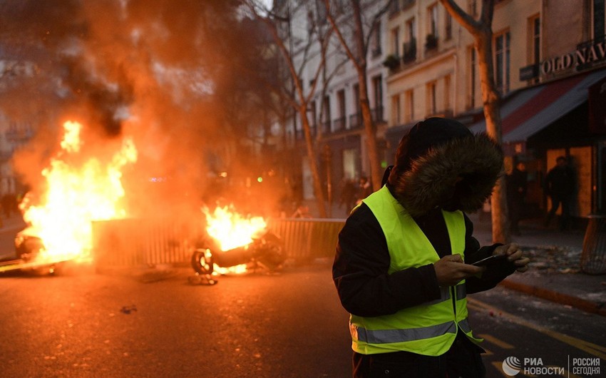 Fransada etirazçılar polis məntəqəsinə daxil olublar
