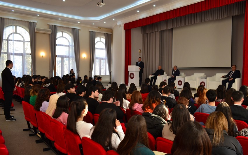 Prezident seçkilərində ilk dəfə səs verəcək tələbələrlə maarifləndirici seminarlar keçirilir