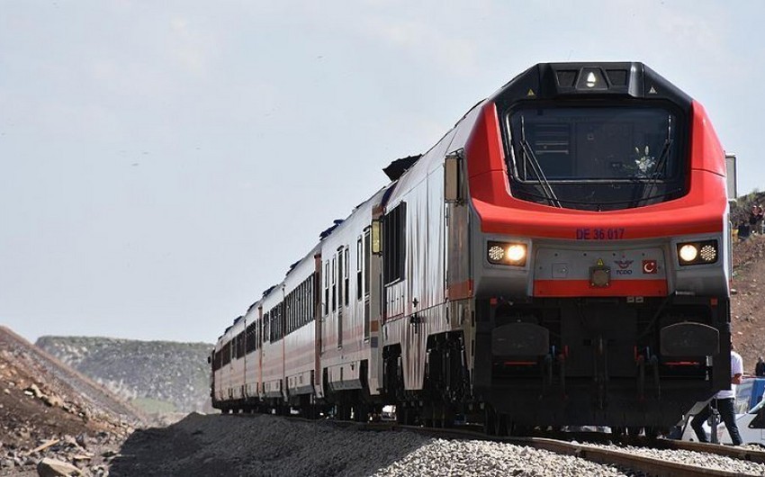Начата транспортировка нового вида грузов по железнодорожному маршруту Баку - Тбилиси - Карс